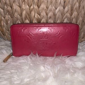 Auth. Louis Vuitton Rose Vernis Zippy Wallet